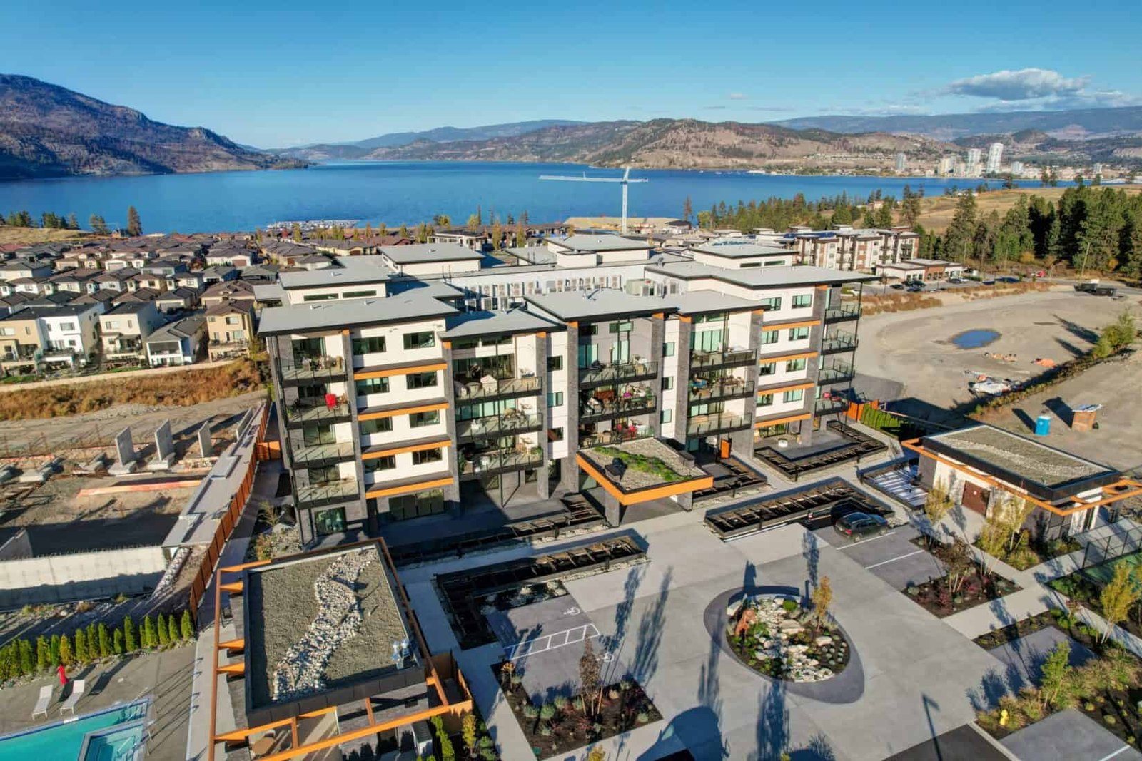Vue aérienne d’Ariva Resorts, une communauté résidentielle planifiée surplombant le lac Okanagan